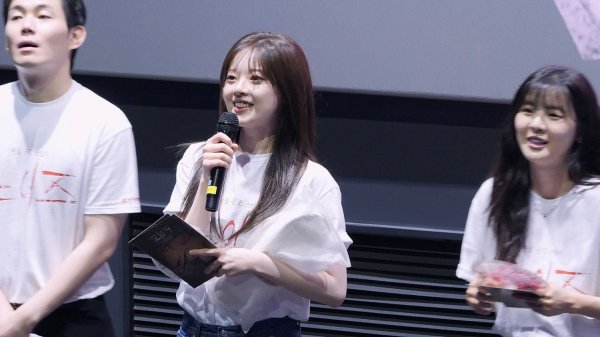 팬서비스 좋은 한수아, 이선빈: 영화 '노이즈' 무대인사 :)