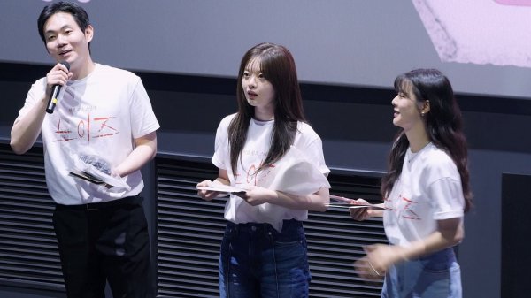 팬서비스 좋은 한수아, 이선빈: 영화 '노이즈' 무대인사 :)