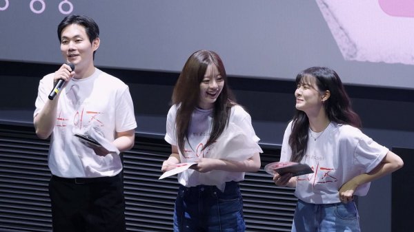 팬서비스 좋은 한수아, 이선빈: 영화 '노이즈' 무대인사 :)