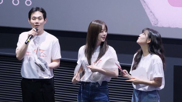 팬서비스 좋은 한수아, 이선빈: 영화 '노이즈' 무대인사 :)