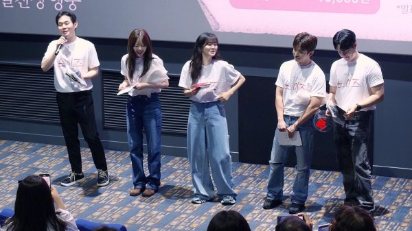 팬서비스 좋은 한수아, 이선빈: 영화 '노이즈' 무대인사 :)