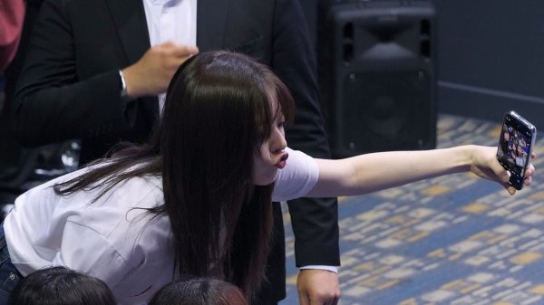 팬서비스 좋은 한수아, 이선빈: 영화 '노이즈' 무대인사 :)