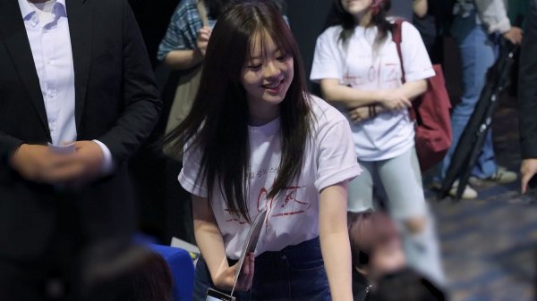 팬서비스 좋은 한수아, 이선빈: 영화 '노이즈' 무대인사 :)