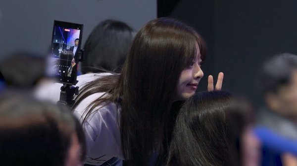 팬서비스 좋은 한수아, 이선빈: 영화 '노이즈' 무대인사 :)