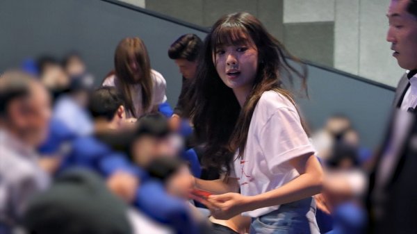 팬서비스 좋은 한수아, 이선빈: 영화 '노이즈' 무대인사 :)