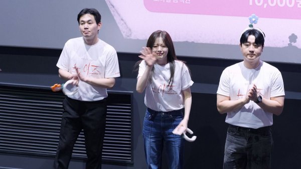 팬서비스 좋은 한수아, 이선빈: 영화 '노이즈' 무대인사 :)
