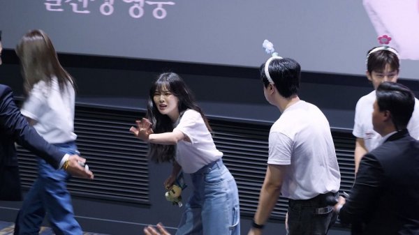 팬서비스 좋은 한수아, 이선빈: 영화 '노이즈' 무대인사 :)