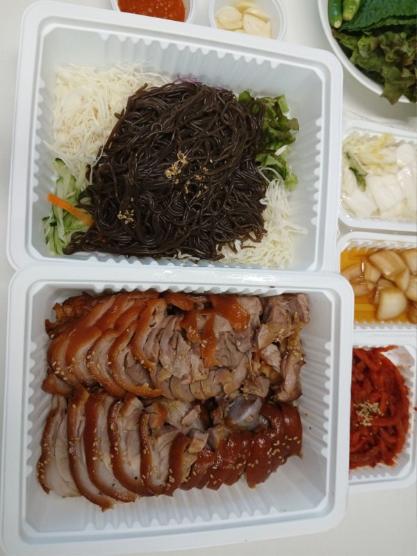 일요일은 족발이죠