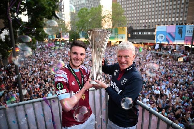 TOPSHOT - West Ham Uniteds English midfielder Declan Rice and West Ham Uniteds Scottish manager David Moyes hold the UEFA Europa Conference League trophy on stage at the Town Hall in Stratford east London on June 8 2023 following an open-top bus during a parade to celebrate the team winning the football final against Fiorentina Photo by Daniel LEAL  AFP2023-06-09 151055۱  1980-2023 ߿մ    undefined