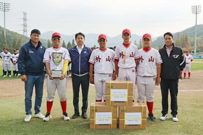 ‘13명의 기적!’ 부여 외산중학교 우승 이끈 이성갑 감독 - 뽐뿌:스포츠뉴스 ‘13명의 기적!’ 부여 외산중학교 우승 이끈 이성갑 감독