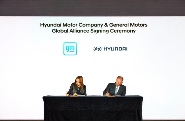 ڸ ׷ ͽGeneral Motors GM ڵ    MOU üߴٻ1 ʺ ޸ ٶMary Barra GM ȸ  CEO Ǽ ׷ ȸ ༭  ϰ ִ 