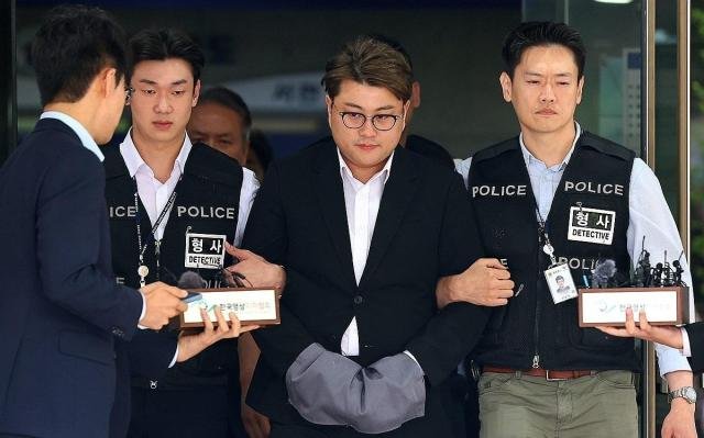 Singer Kim Ho-joong heads toward a transport vehicle after a warrant review  at the Seoul Central District Court in Seoul on May 24 2024 Yonhap