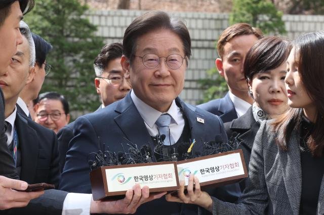 더불어민주당 이재명 대표가 26일 서울 서초구 서울고등법원에서 열린 공직선거법 위반 혐의 2심 선고 공판에 출석하고 있다 사진공동취재단