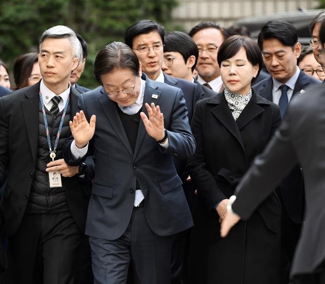 더불어민주당 이재명 대표가 26일 서울 서초구 서울고등법원에서 열린 공직선거법 위반 혐의 항소심 선고 공판에 출석하고 있다 사진공동취재단
