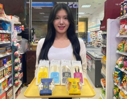 모델이 서울 시내 한 GS25 매장에서 밀레앙을 운영하는 서용상 파티시에와 협업해 출시한 디저트 제품들을 들어 보이고 있다 사진GS25