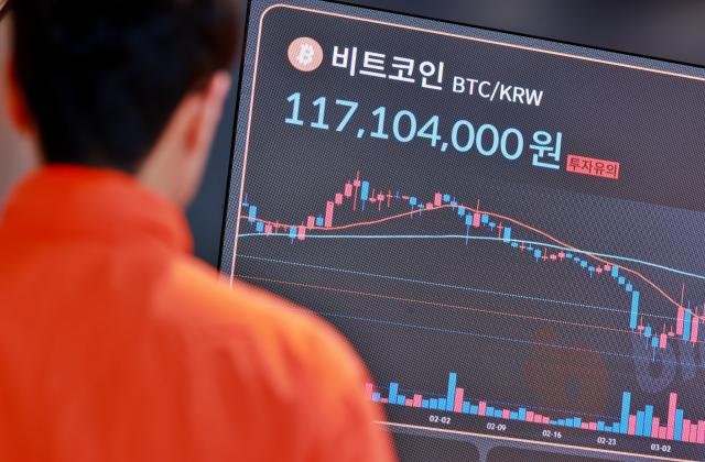 7일 서울 서초구 빗썸라운지에서 관계자가 대표 가상자산 비트코인 가격을 확인하고 있다 사진연합뉴스