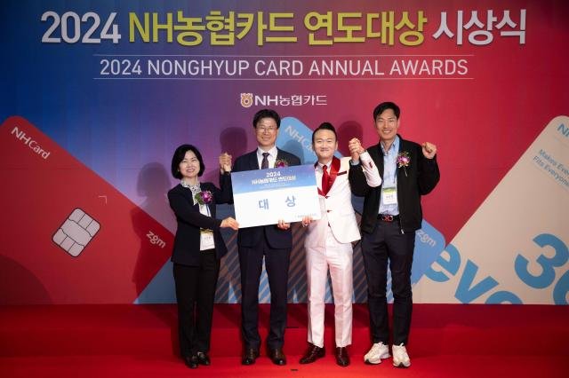 왼쪽부터 이민경 NH농협카드 사장 강태영 NH농협은행 은행장 NH농협은행 안동시지부 문인제 과장보 △금융노조 NH농협지부 위성범 수석부위원장