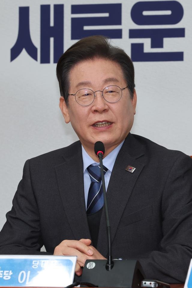 더불어민주당 이재명 대표가 9일 서울 여의도 국회에서 열린 최고위원회의에서 대권 도전을 위해 당대표직 사퇴 의사를 밝히고 있다 사진연합뉴스