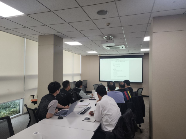 지난 9일 기흥나노파크에서 삼성전자 노사가 성과급 TF 회의를 진행하고 있다 사진전국삼성전자노동조합