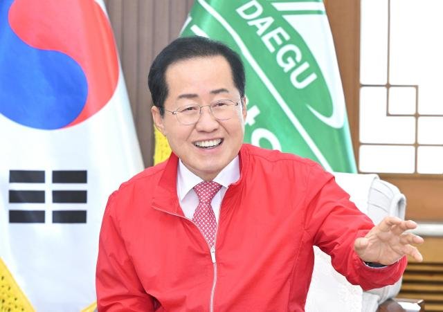 홍준표 대구시장은 대구광역시의회 의원총회에 참석 250만 대구시민과 시의원에게 감사의 뜻을 전했다 사진대구시