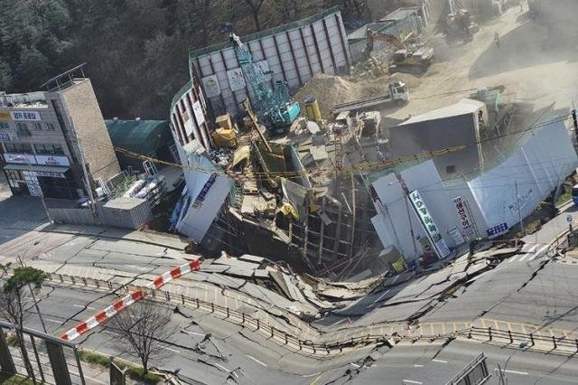 11일 경기도 광명시 일직동 신안산선 공사 현장 지하가 붕괴돼 소방당국과 경찰이 인명피해 여부를 확인하고 있다 사진은 붕괴 현장 사진연합뉴스