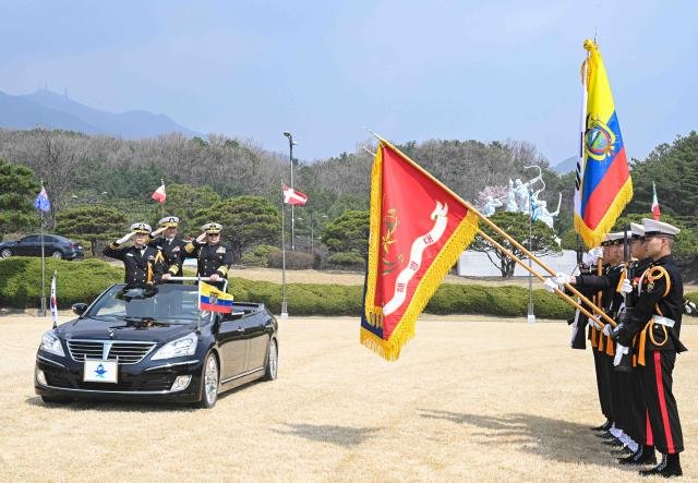 8일 오전 해군본부에서 진행된 에콰도르 해군사령관 방한 의장행사에서 양용모 해군참모총장과 미겔 산티아고 코르도바 체합 해군사령관이 경례를 하고 있다 사진해군