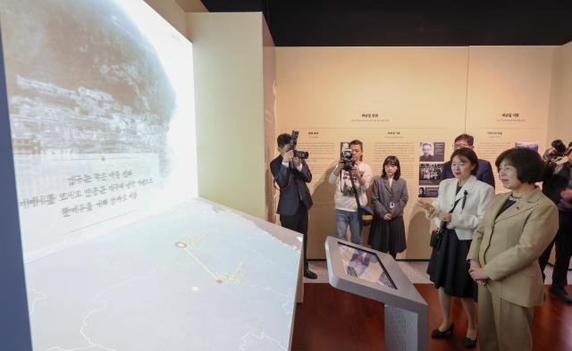 강정애 국가보훈부 장관이 7일 서울 용산구 백범김구기념관에서 열린 백범김구기념관 디지털 전시관 재개관식에 참석해 전시관을 둘러보고 있다 사진국가보훈부
