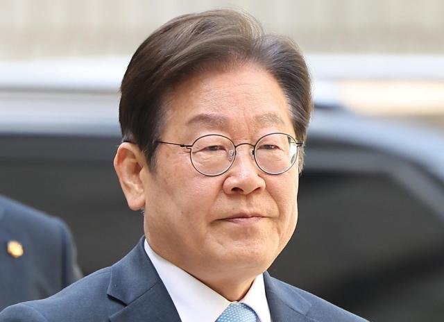 이재명 전 더불어민주당 대표가 15일 서울 서초구 서울중앙지방법원에서 열린 대장동 배임·성남FC 뇌물 1심 공판에 출석하고 있다 사진연합뉴스