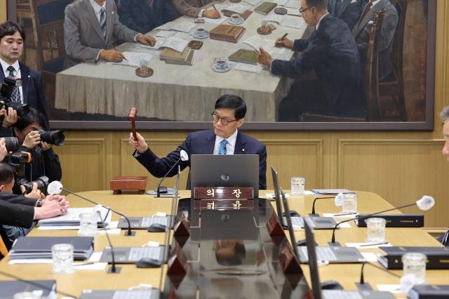 이창용 한국은행 총재가 17일 서울 중구 한국은행 본관에서 열린 금융통화위원회 본회의에서 의사봉을 두드리며 개회 선언을 하고 있다 사진공동취재단