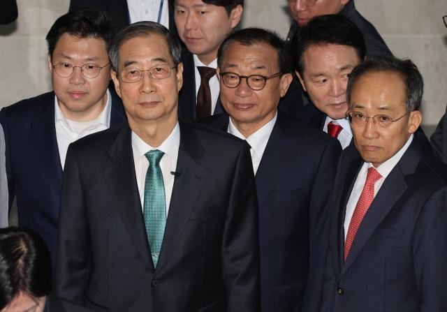 한덕수 전 국무총리가 지난 2일 서울 여의도 국회 소통관에서 대통령 선거 출마를 선언하기 위해 이정현 전 새누리당 대표 국민의힘 추경호 의원 등과 기자회견장으로 향하고 있다 사진연합뉴스