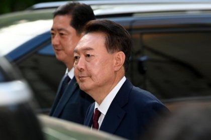 윤석열 전 대통령이 12일 서울 서초구 중앙지방법원에서 열린 내란 우두머리 혐의 직권남용 권리행사방해 혐의 사건 3차 공판을 마친 뒤 법정을 나서고 있다사진연합뉴스