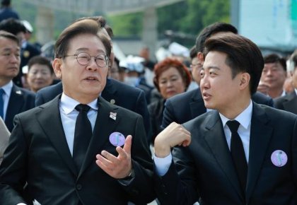 이재명 더불어민주당 대선후보와 이준석 개혁신당 대선후보가 18일 광주광역시 북구 국립 5·18민주묘지에서 열린 5·18민주화운동 45주년 기념식에서 대화하고 있다 사진연합뉴스    