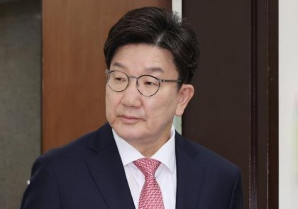 권성동 국민의힘 원내대표가 지난 14일 국회에서 법제사법위원회 관련 긴급회의에 입장하고 있다 사진연합뉴스