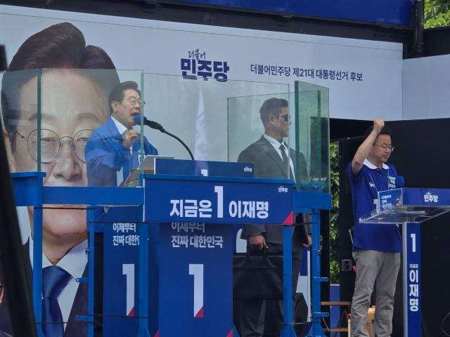  Ҿִ 뼱 ĺ 31   ٸ°  ϰ ִ  