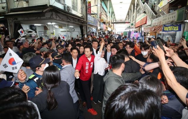 박근혜 전 대통령이 31일 오후 대구 중구 서문시장을 방문해 시민들에게 손을 흔들며 인사하고 있다 사진연합뉴스