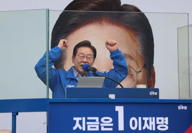  Ҿִ  뼱 ĺ Ÿ Ϸ յ 2  ϱ ϼǽ 忡 ùε鿡  ȣϰ ִ մ