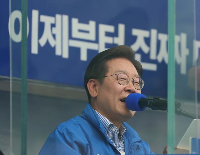 Ҿִ  뼱 ĺ Ÿ Ϸ յ 2   Ĺ 籤忡   ùε鿡  ȣϰ ִٻմ