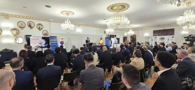 ÃÖº´·Î ¹æÁøÈ¸ »ó±ÙºÎȸÀåÀÌ ÇÑ-·ç¸¶´Ï¾Æ ¹æ»ê¼³¸íȸDefense Industry Day¿¡¼ °³È¸»ç¸¦ Çϰí ÀÖ´Ù »çÁøÇѱ¹¹æÀ§»ê¾÷ÁøÈïȸ
