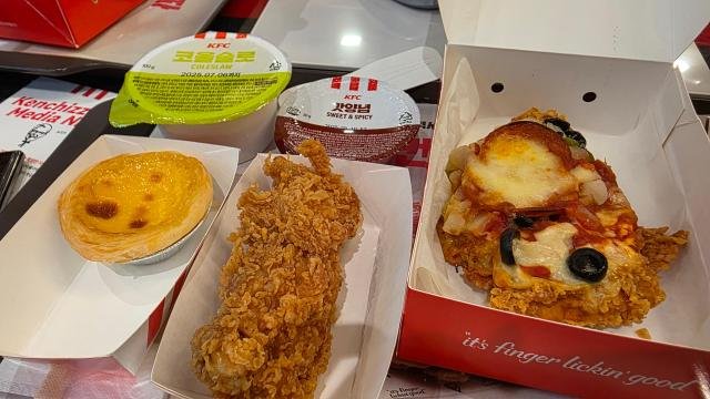 KFC 'ġ¥' ۹ڽ . ҽ ϰ ġ¥ũٸŸƮڿｽΡᰡ Ե ִ.<br />
[= ]
