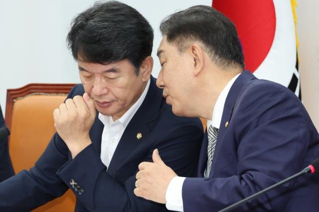 躴 Ҿִ ǥ   ǥ 17  ǵ ȸ  åȸǿ  δǥ ȭϰ ִ մ