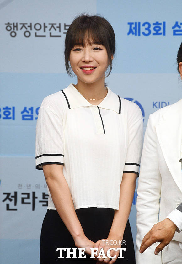 섬의 날 홍보대사 쯔양 행사장 밝히는 청순 미모 [TF사진관] - 뽐뿌:방송/연예뉴스  섬의 날 홍보대사 쯔양 행사장 밝히는 청순 미모 [TF사진관]