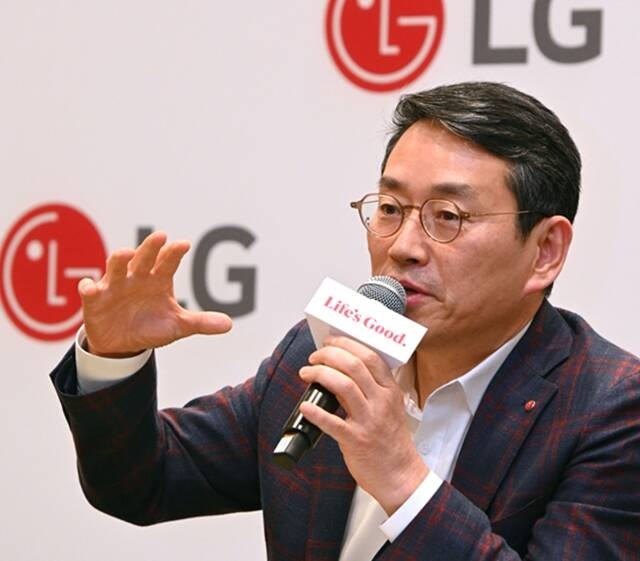 ֿ LG ְ濵(CEO)  ̱ 󽺺̰Ž 'CES 2024' 忡  ڰȸ   Ұϰ ִ.   ̳ Ʈ  ޿ ǰ 'XR' ߿伺 ߴ. /LG