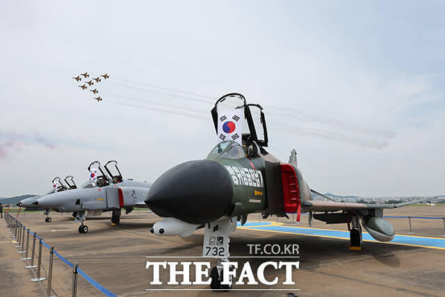 F-4 (Phantom) 𿪽 7   10ܿ    F-4E   ڷ  Ư ̱۽ ȭ  ġ ִ. /