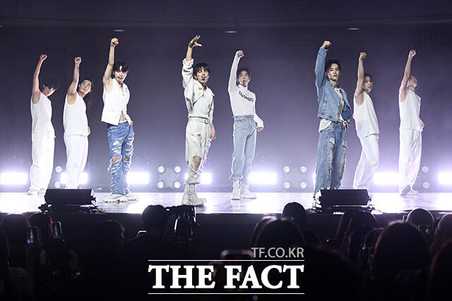 'I.CON: FANNSTAR CONCERT(: ҾؽŸ ܼƮ)' 14    ī̾ƮȦ   ̱׷ Ʈ(ONE PACT) ȭ 븦 ġ ִ. / 