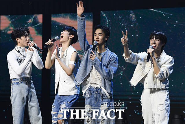 'I.CON: FANNSTAR CONCERT(: ҾؽŸ ܼƮ)' 14    ī̾ƮȦ   ̱׷ Ʈ(ONE PACT) ҵ Բ ̺Ʈ ϰ ִ. / 