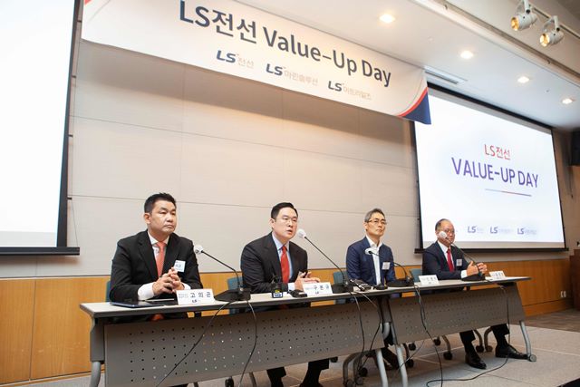 LS ' (Value-up Day)' 翡 ڵ  ϰ ִ. (ʺ) ǰ LS ۷ιι,  ǥ̻, ſ λ, ȫȣ LSƮ ǥ̻. /LS