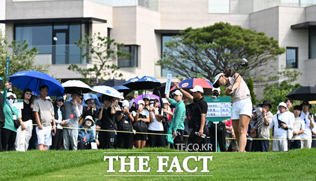 리디아 고가 26일 인천 베어즈베스트 청라 골프클럽에서 열린 한국여자프로골프(KLPGA) 하나금융그룹 챔피언십 1라운드에 참가해 4번홀 티샷을 치는 가운데, 많은 갤러리들이 이를 지켜보고 있다.