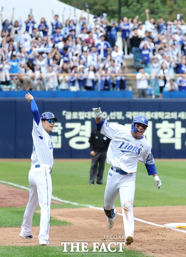 13일 오후 대구 수성구 삼성라이온즈파크에서 열린 2024 KBO 포스트시즌 플레이오프 1차전 LG 트윈스와 삼성 라이온즈의 경기, 4회말 무사 주자 없는 상황에서 삼성 김영웅이 솔로 홈런을 치고 기뻐하고 있다./대구=뉴시스