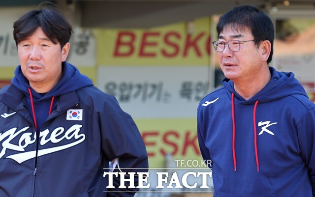 한국야구대표팀 새 사령탑에 선임된 류지현 신임 감독(왼쪽)과 류중일 전임 감독. 사진은 지난 2023년 아시아프로야구챔피언십(APBC)에서 감독과 수석코치와 호흡을 맞출 당시 모습./뉴시스