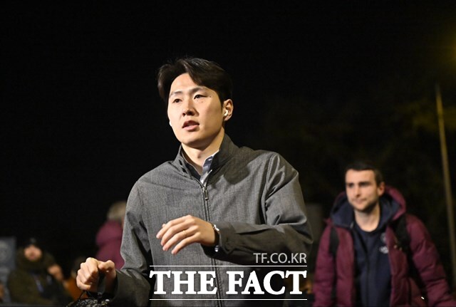 가벼운 부상에서 벗어나 2일 릴과 홈경기 출전을 위해 경기장으로 출근하는 이강인./PSG
